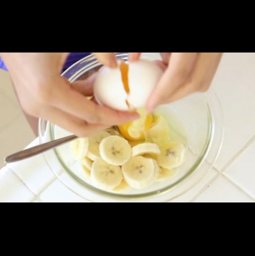 Счупи яйцето върху нарязан банан и направи нещо невероятно здравословно и вкусно! (Видео)