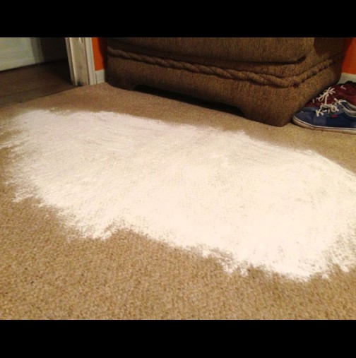 Чух го от колежката: Гениален трик, с който да почистите Вашия килим с един замах!