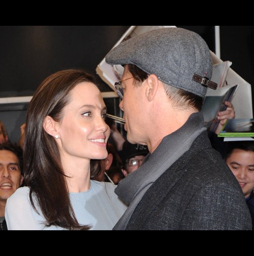 Брад Пит и Анджелина Джоли се прегърнаха отново-Ще има ли нещо повече от прегръдка