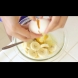 Счупи яйцето върху нарязан банан и направи нещо невероятно здравословно и вкусно! (Видео)