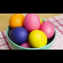 Видео: Как да боядисате яйцата по естествен начин. Ето какво да използвате!