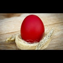 Довечера поставете едно червено яйце под възглавниците на децата ...