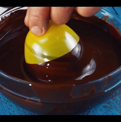 Тя потопи балона в шоколад, за да направи най-сладката заблуда за Великден