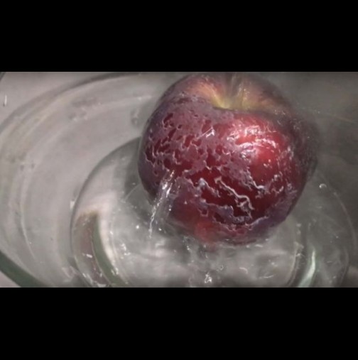 Поставете ябълките в гореща вода и ако се появи това, веднага ги изхвърлете (Видео)