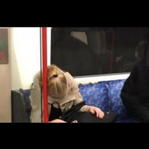 Жена заспа в метрото, а това, което се случи по-късно натъжи пътуващите
