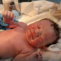 Снимката, която обиколи света: Можете ли да предположите, това бебе с какво се роди в ръчичката!