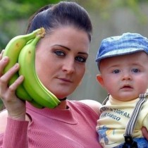 Тя намери в банана нещо толкова опасно, че се позвъни за помощ, след което бе посъветвана веднага да напусне жилището с детето си