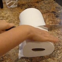 Взех едно руло хартия, отрязах го на две и направих най- полезното нещо за едно домакинство (снимки и видео)