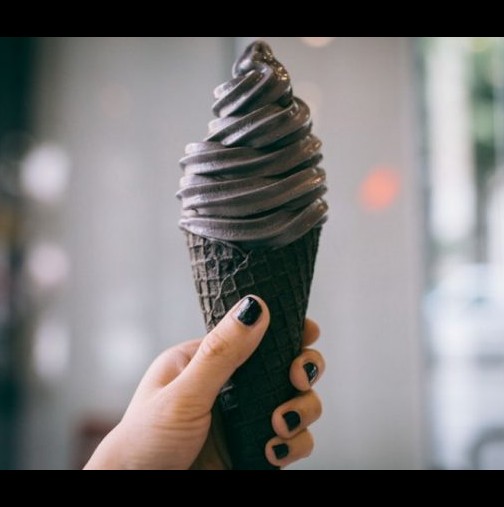 Светът полудя по черния сладолед: Освен че е вкусен, той чисти организма от токсини!