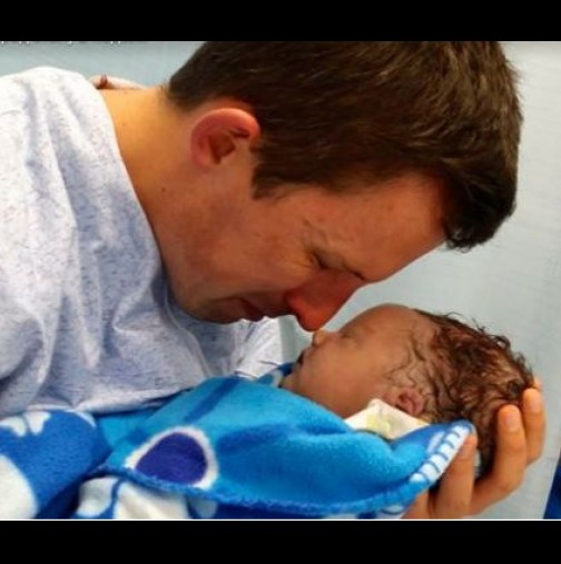 Трогателно: Новороденото почина в ръцете му - този баща разплака света