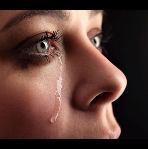 "Вместо да триете сълзите от лицето си, изтрийте хората, заради които сте принудени да плачете" - 10-те заповеди за силни жени!