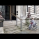 Тази жена с увреждания не може да се качи по стълбите, вижте какво се случва, когато натисне бутона (Видео)