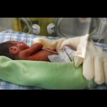 Тази майка покри преждевременно роденото си бебе с ръкавица-Медицинските сестри изпаднаха в недоумение, но 