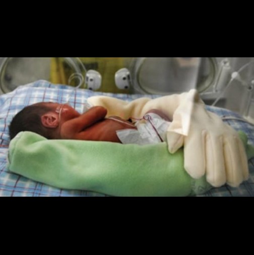 Това бебе се роди 1200гр и не се знаеше дали ще оцелее, но това, което направи майка му трогна дори лекарите (снимки)