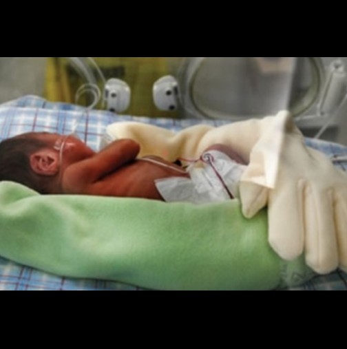 Тази майка покри преждевременно роденото си бебе с ръкавица-Медицинските сестри изпаднаха в недоумение, но 