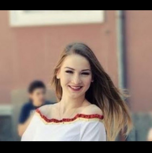 Това момиче от Пазарджик събра всички погледи с роклята си на изпращането на абитуриентите