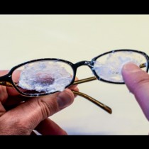 Просто минавате с това очилата си - всички одрасквания и мръсотия изчезват! Ето как да ги почистите до блясък!