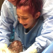 Снимки, които станаха хит: 12-годишно момиче помогна на майка си да роди