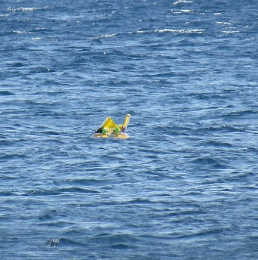 Забравили бебето в морето, с пояс то отплавало километър в открито море (Снимка)