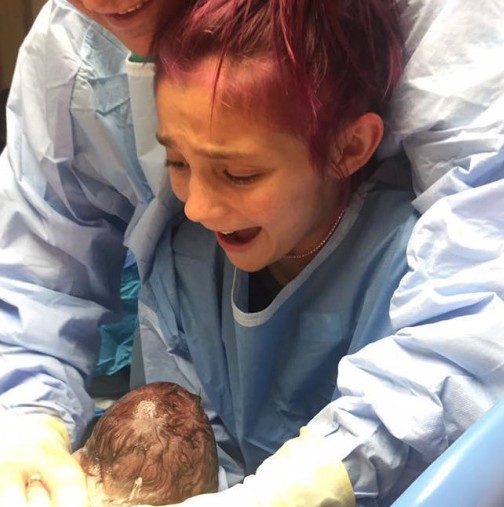 Снимки, които станаха хит: 12-годишно момиче помогна на майка си да роди