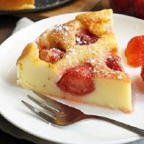 Слагам на дъното ягоди, заливам с тесто и пека! Най-бързата торта в света! 