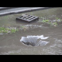 Пороен дъжд се изля късно вчера в Ивайловград! Наводни мазета, а лека кола пропадна в улица (Снимка)