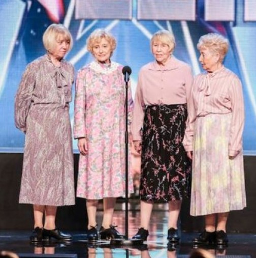 Тези 4 баби се качиха на сцената и скриха шапката на журито и вдигнаха цялата публика на крака. Ето защо (видео)