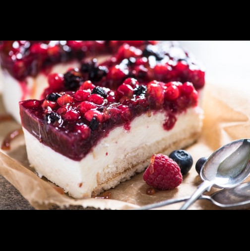 Вкусът на лятото: Маскарпоне торта с горски плодове (Видео)