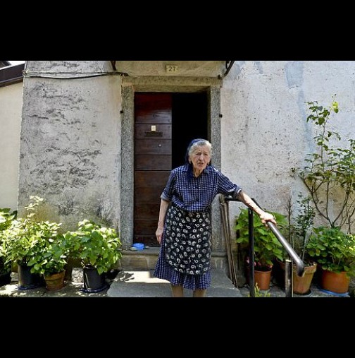 Всеки избягал от селото, а тази баба е единственият човек, останал там, а причината е учудваща