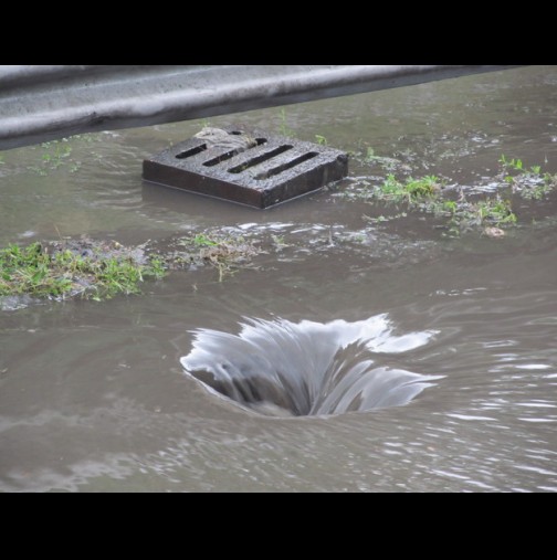 Пороен дъжд се изля късно вчера в Ивайловград! Наводни мазета, а лека кола пропадна в улица (Снимка)