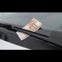 Ако някога видите на предното стъкло на колата си такава банкнота, не мислете, че сънувате и не посягайте към нея, а веднага