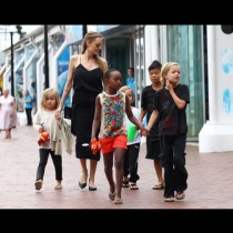 Анджелина предизвика истински фурор сред туристите! Ето къде бе засечена с 6-те си деца! (Снимка)