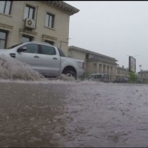 Мощни бури връхлетяха страната днес