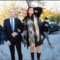 Снимка на президента Румен Радев, съпругата му Десислава от двора в Бояна предизвика хиляди коментари-Одобрявате, или порицавате