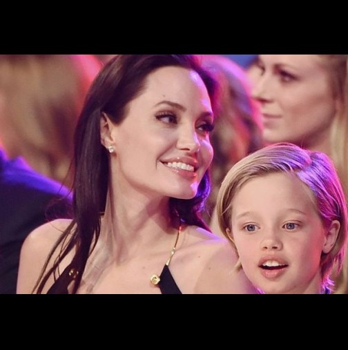 Помните ли сладката дъщеря на Анджелина и Брад-Шайло? Не е за вярване колко е пораснала и как се е променила (Снимки)