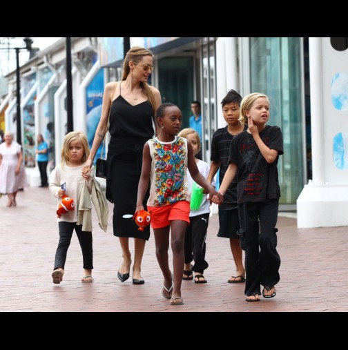 Анджелина предизвика истински фурор сред туристите! Ето къде бе засечена с 6-те си деца! (Снимка)