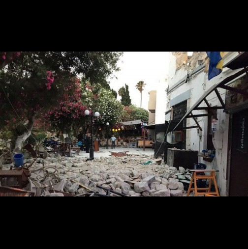 Първи снимки след силното земетресение снощи! Покрив на болница се е сринал в курорта Бодрум! (Снимки)