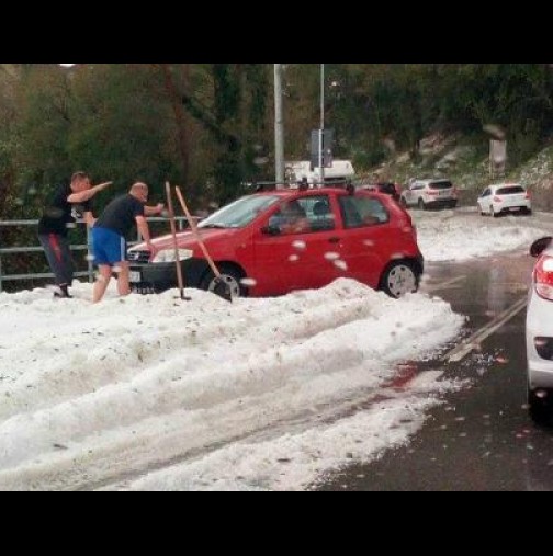 Края на юли, хората по къси панталони бутат коли, затънали в снега! Ето къде връхлетя снежният ад!