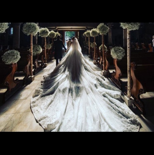 Целият свят говори за нея: Така изглежда сватбена рокля за милион и половина евро! Ето коя наследница се омъжи с нея! (Снимки)