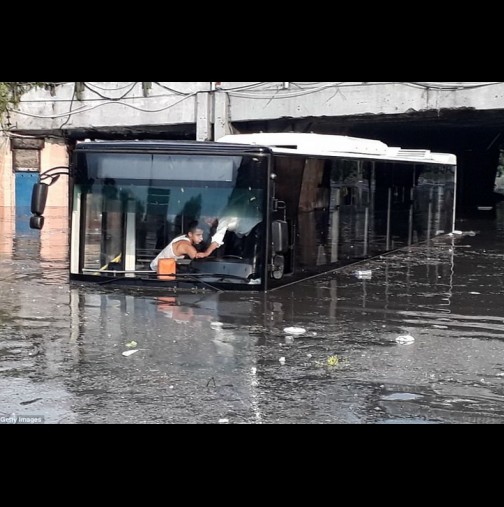 Силна буря удари Истанбул вчера! Градушка, придружена от силни дъждове: Градът е под вода (Снимки)