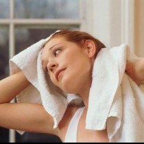 Най- голямата грешка, която правим всички жени след баня и увреждаме безобразно косата си, а дори и не предполагаме
