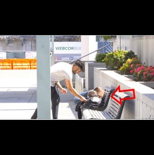 Приближил бездомен мъж и сложил пари в неговата чанта, това, което се случило след това го остави без думи (Видео)