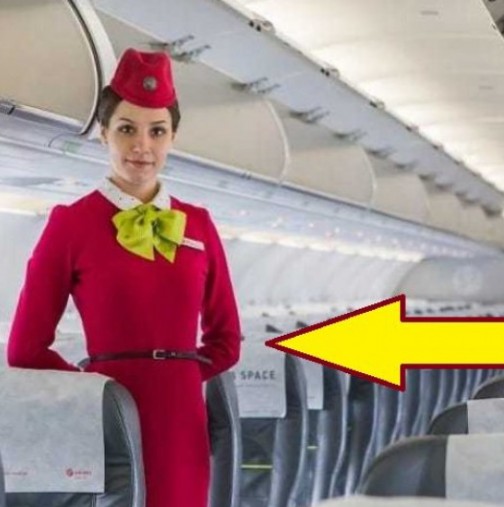 Чудели ли сте се защо стюардесите винаги крият ръцете си отзад, когато ни посрещат в самолета. Няма да повярвате (снимка)