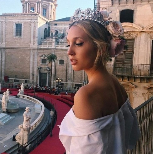 Ето как живее красивата 21-годишна принцеса на Гърция