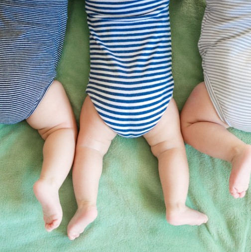 След девет неуспешни опита инвитро, жена роди тризнаци в София