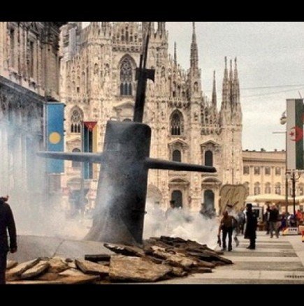 Истинска подводница изникна  в центъра на Милано!-Видео