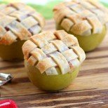 Гениална идейка: вкусен и лесен ябълков пай в ябълка (рецепта в снимки)