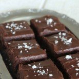В този изумителен шоколадов сладкиш има една изненадваща съставка - не се плашете, гостите ви ще се влюбят във вкуса му!