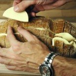 Увийте хляба във фолио и го пъхнете във фурната: След това видео веднага ще притичате в кухнята!
