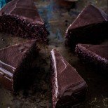 Невероятно е колко е лесна, а вкусът й е направо убиец: Шоколадова торта с кисело мляко